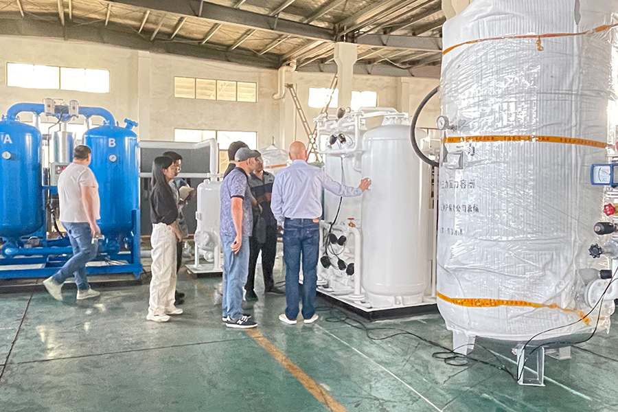 Rosyjscy klienci odwiedzają naszą fabrykę, aby ocenić doskonałą jakość generatora azotu