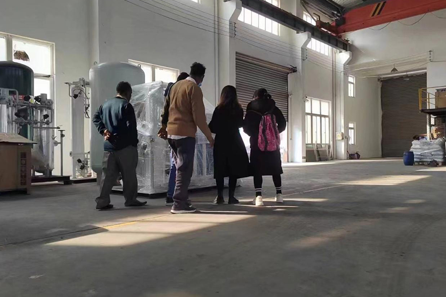 Klient z Indii odwiedza fabrykę „Jiangsu Luoming” i kontraktuje na dostawę atramentów na generator tlenu o wydajności 20 Nm3/h
