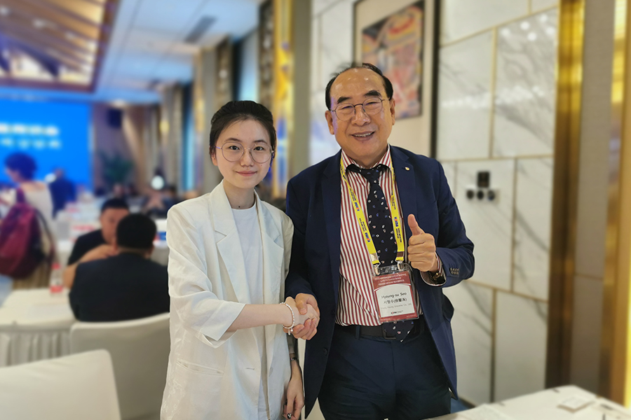 Pomyślnie zaangażowałem się w indywidualne dyskusje biznesowe podczas 37. Letniego Seminarium Dyrektorów Generalnych