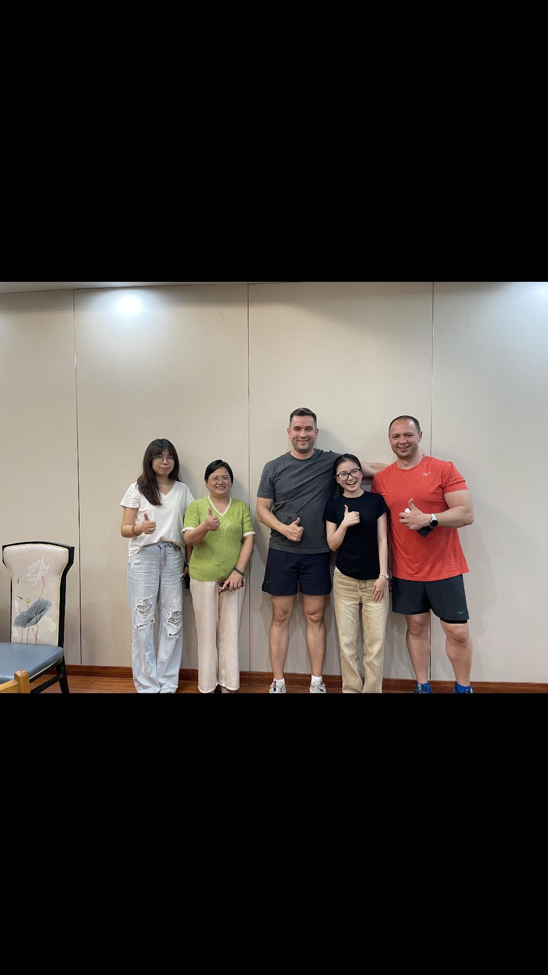 Klient z Rosji odwiedza firmę Luo Ming w celu kontroli na miejscu